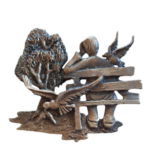 ARBRE + BANC + HOMME DE DOS + OISEAUX  12 x 13 cm