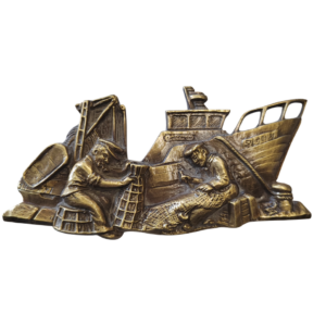 PECHEUR DEVANT BATEAU REPARANT UN FILET  21 x 11 cm