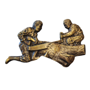 2 HOMMES SCIANT UN TRONC  18 x 11 cm