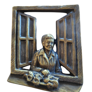 MAMIE A SA FENETRE  11 x 9 cm