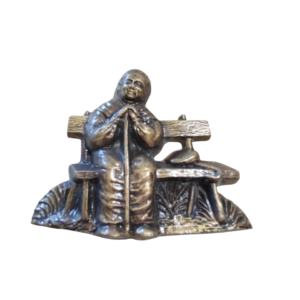 MAMIE SUR UN BANC  9 x 11 cm