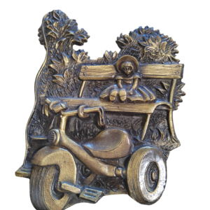 TRICYCLE + BANC + POUPEE  20 x 15 cm